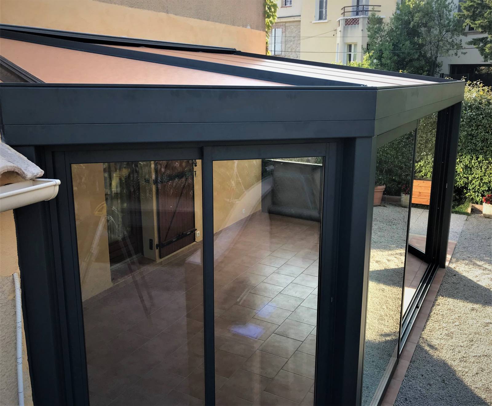 Vente, création, fourniture et pose d'une véranda aluminium avec toiture à 5 pentes pour une maison de Marseille