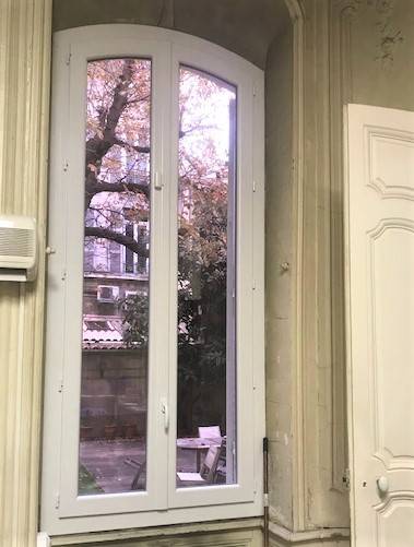 Vente, fourniture et pose de fenêtres PVC cintrées chez le cabinet d'Avocats Roussel & Cabayé à Marseille