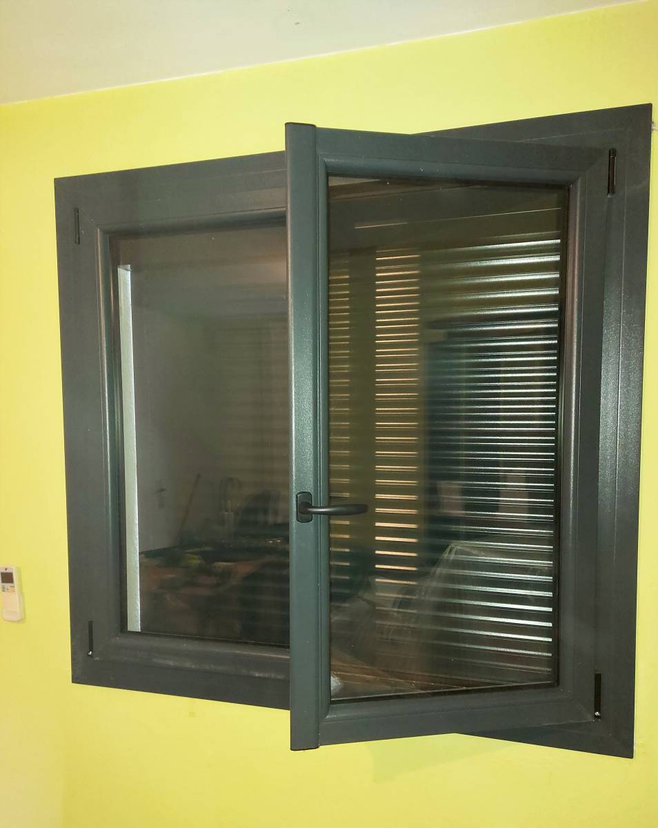 Fenêtre PVC de rénovation couleur gris anthracite à marseille 13 bouches du rhone