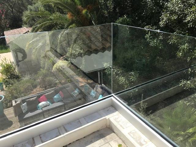 Vente et réalisation d'un  garde-corps transparent d'extérieur pour la terrasse d'une maison de Marseille