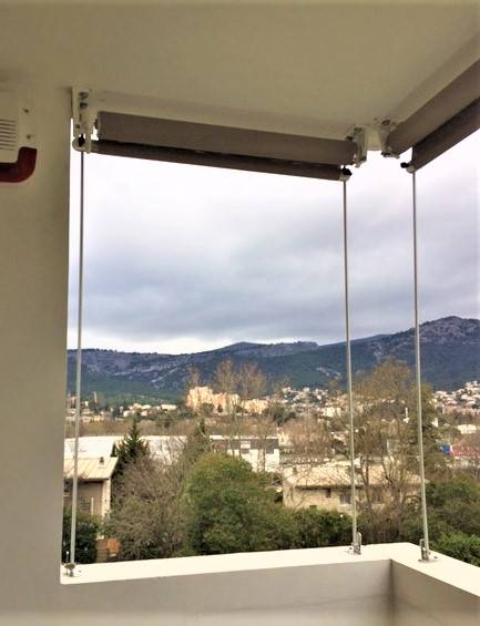 Bannettes verticales sur balcon de résidence