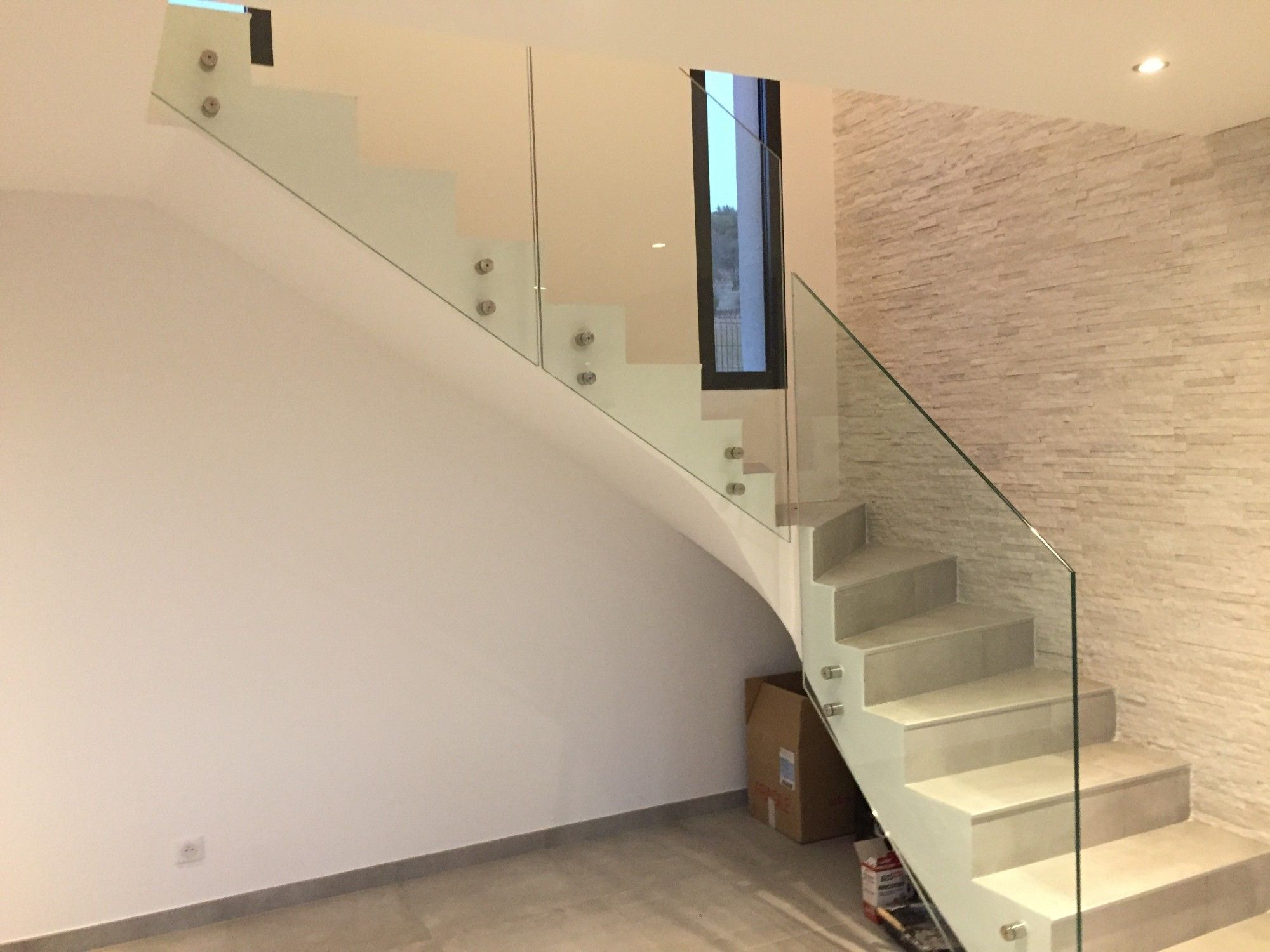 Garde-corps tout verre pour un escalier d'intérieur design à Marseille