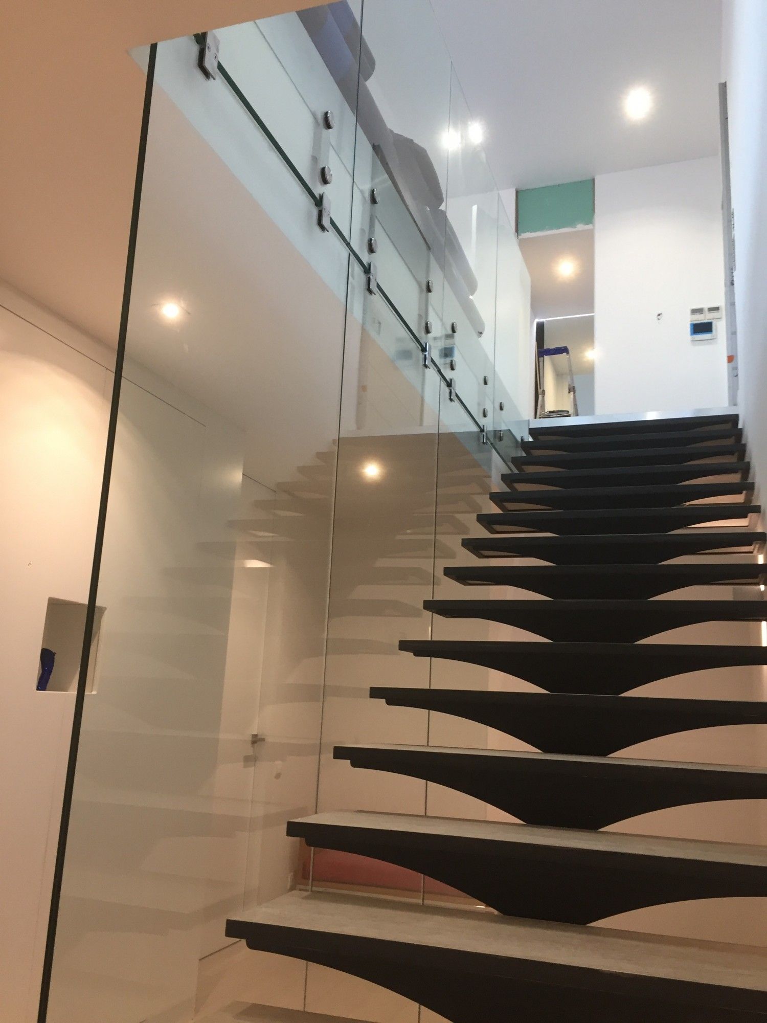 Un garde-corps en verre pour un escalier d'intérieur design