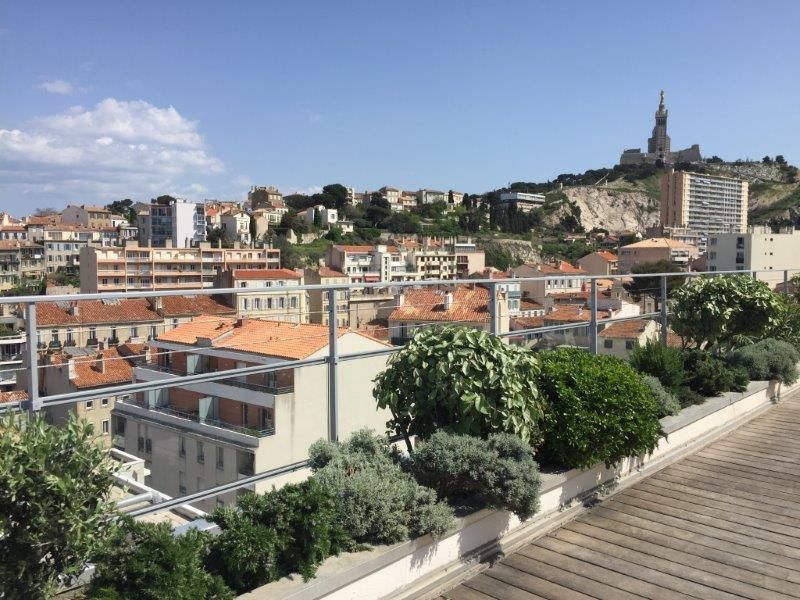 Un garde-corps sur mesure alliant aluminium, verre et câbles inox pour une terrasse à Marseille