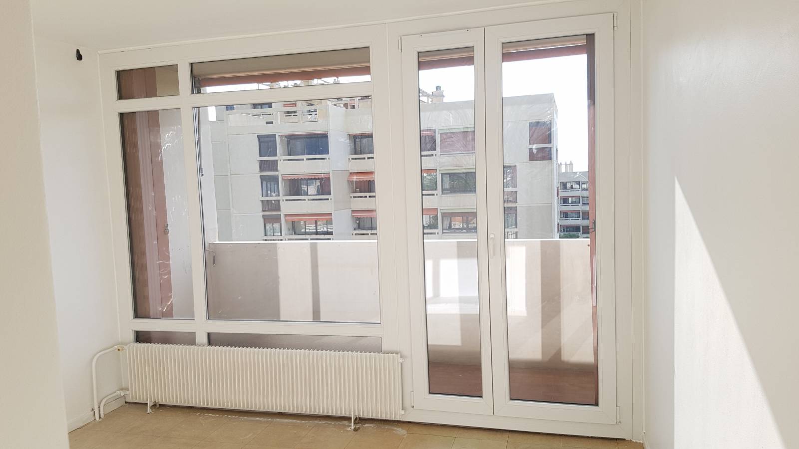 Fabrication, vente, fourniture et pose de fenêtres PVC bicolores de rénovation dans un appartement de Marseille