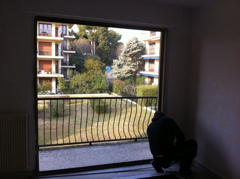 Pose d'une fenêtre PVC faux bois en rénovation à Aix en Provence