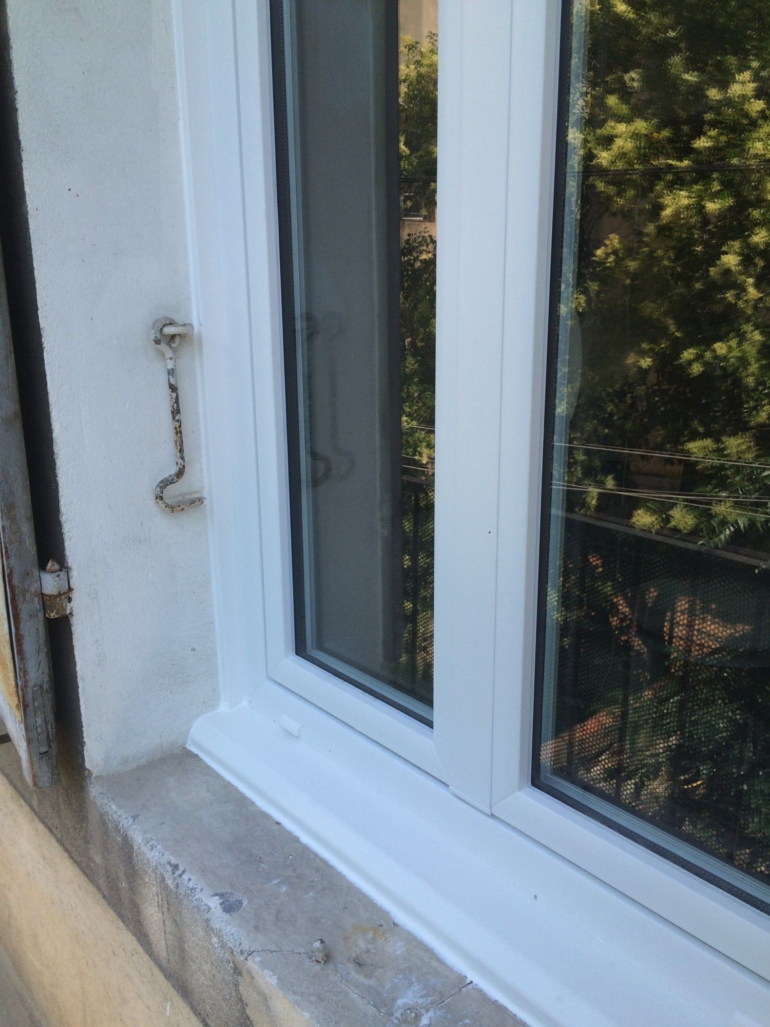 vue extérieure d'une fenêtre en PVC blanc posée en rénovation par Alberstore