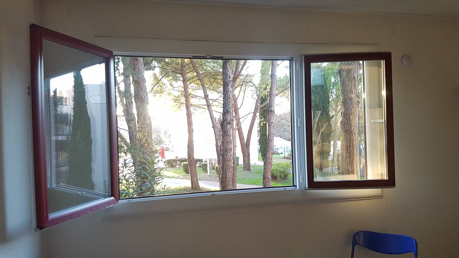 Vente et pose d'une fenêtre PVC bicolore en rénovation dans un appartement d'Aubagne