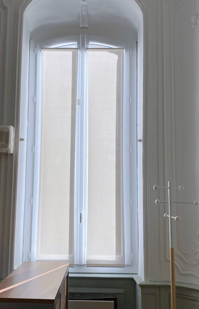 2 stores enrouleurs blancs posés sur les ouvrants d'une fenêtre