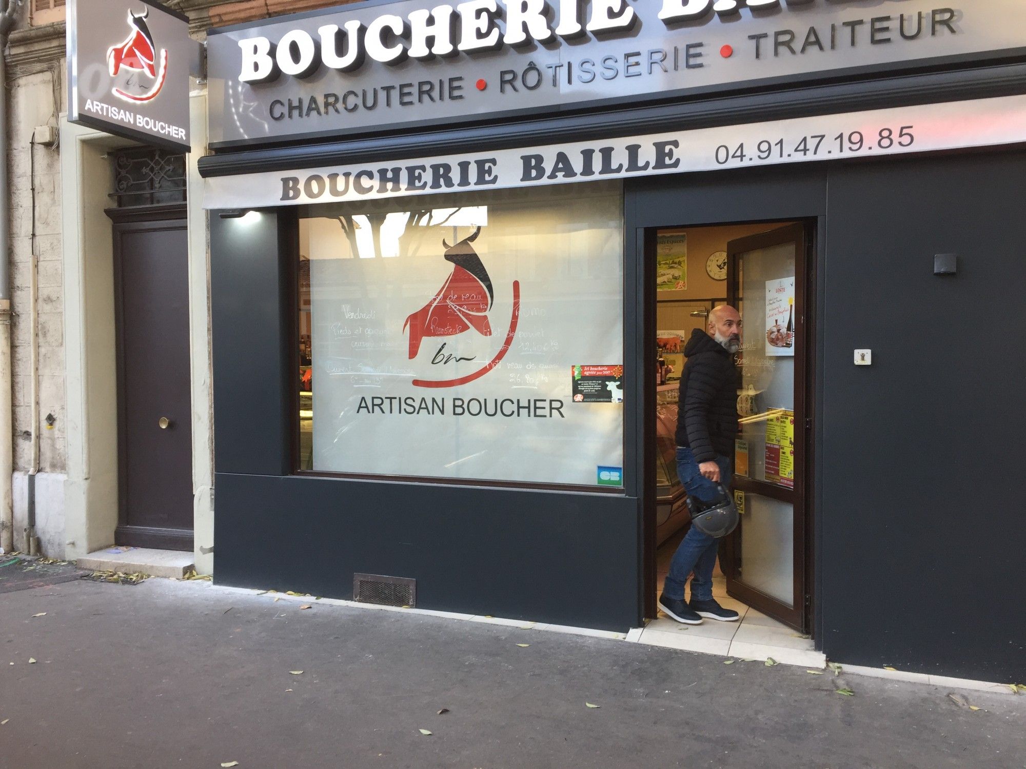 Pose d'un store extérieur avec flocage de la toile pour la Boucherie Baille à Marseille