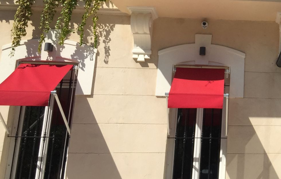 Fourniture et pose de stores à bras droits pour l'agence immobilière Barnes à Marseille