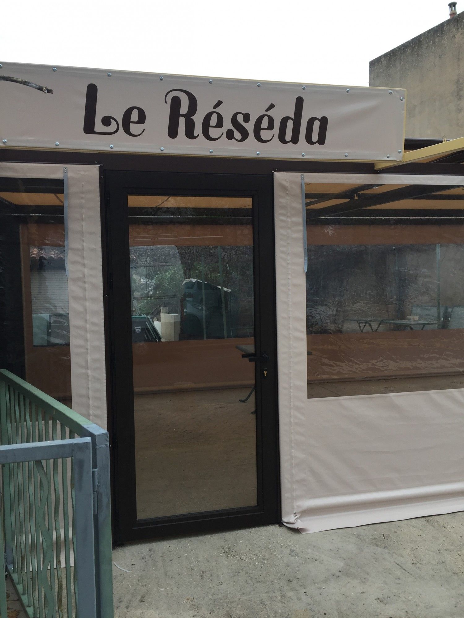 Création d'une véranda en toile PVC pour le restaurant Le Réséda à Allauch