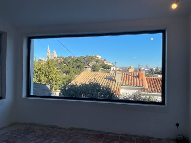 Châssis fixe de très grande dimension avec dormant en aluminium