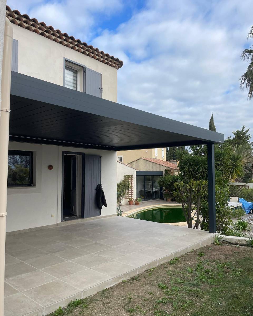Installation d’une pergola bioclimatique à lames orientables parfait pour s’abriter du soleil et de la chaleur