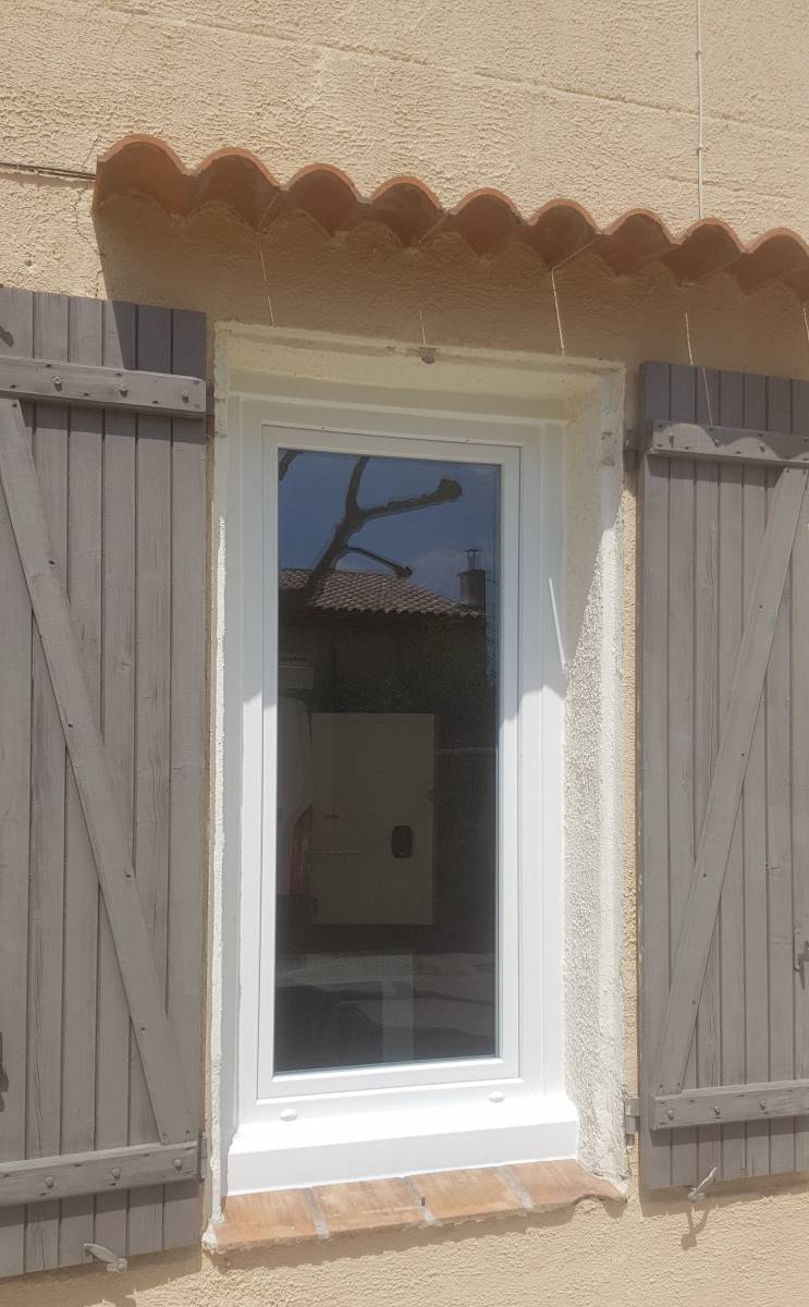 Fenêtre PVC 1 vantail posée en rénovation vue de dehors