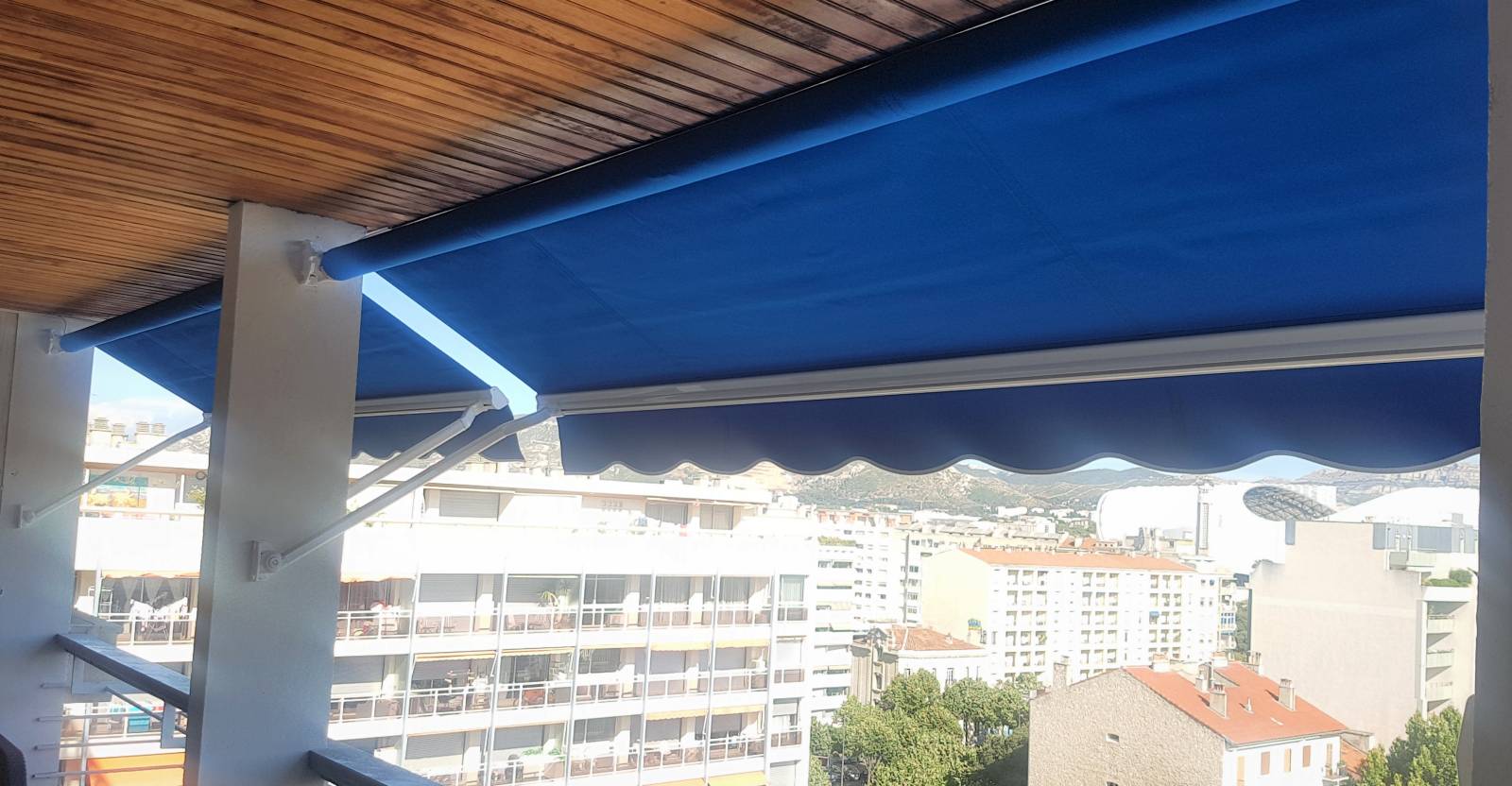 store à bras droit posé en plafond à Marseille