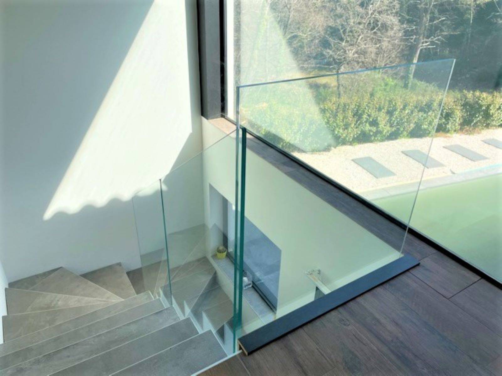 Garde-corps vitré d'escalier intérieur et tournant à Aubagne