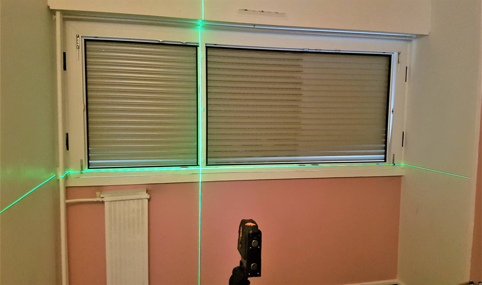 Pose d'une fenêtre PVC de rénvation à l'aide d'un lazer.