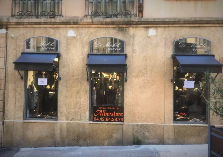 3 stores à bras droits inclinés