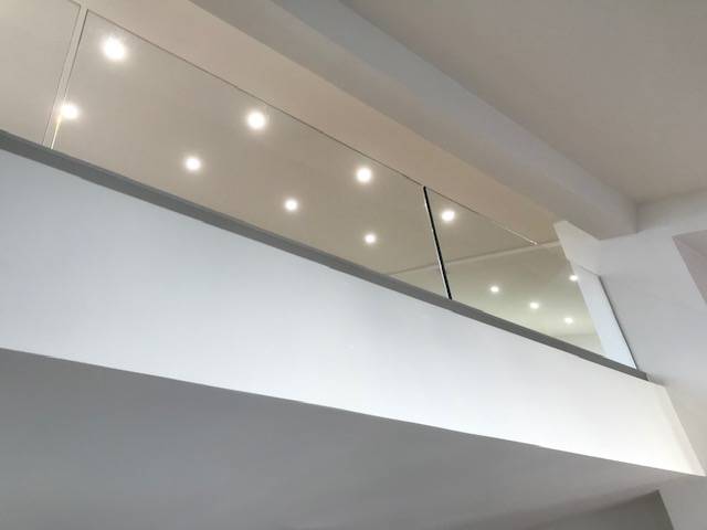 Fourniture et pose d'un garde-corps vitré d'intérieur pour une mezzanine  chez un particulier à Marseille