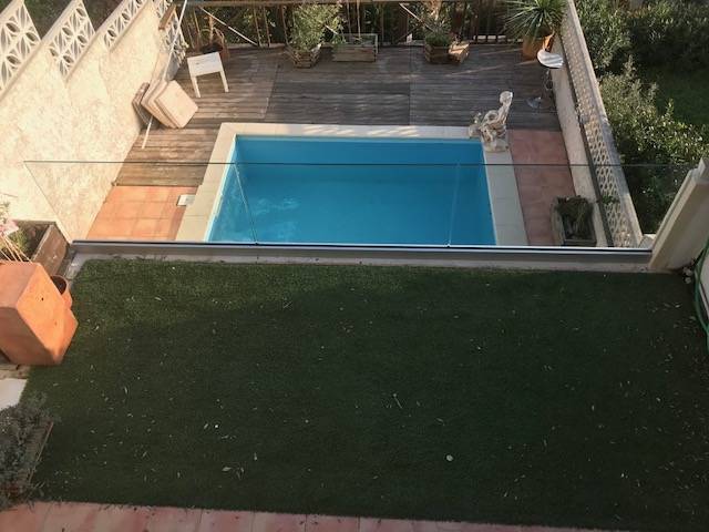 vue sur piscine par le garde-corps en verre