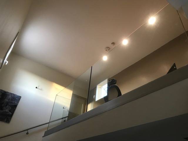 Fourniture et pose d'un garde-corps tout verre pour une mezzanine et d'une main-courante d'escalier chez un particulier de Marseille