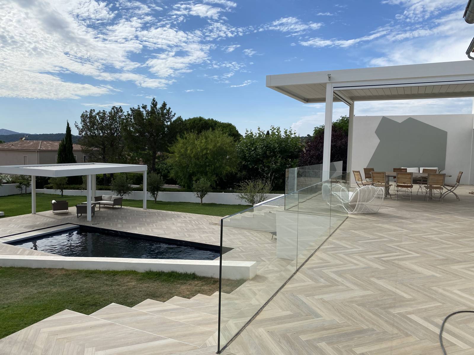 Ensemble de pergolas à lames orientables sur une terrasse de maison