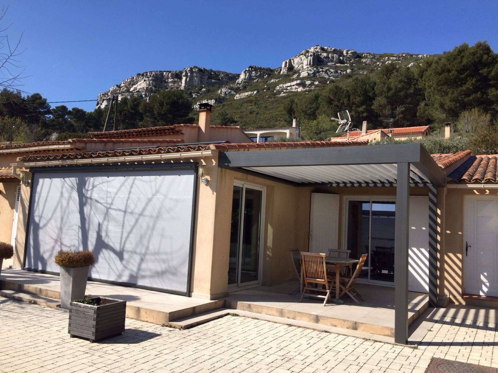 Pergola bioclimatique d'angle sur une terrasse de maison à Carnoux en Provence