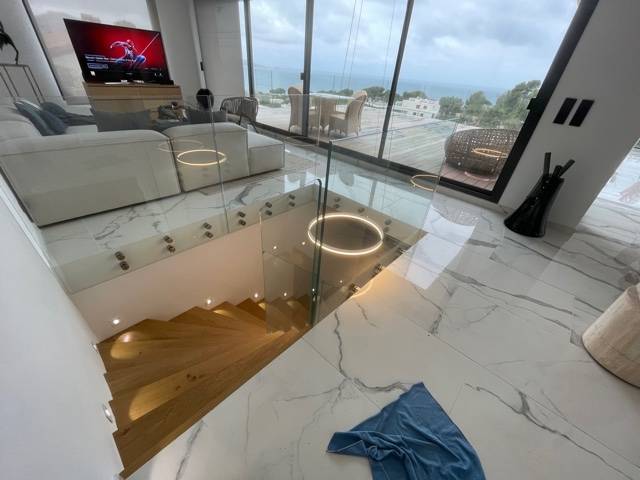 Garde-corps transparent pour un escalier dans une villa contemporaine à Marseille