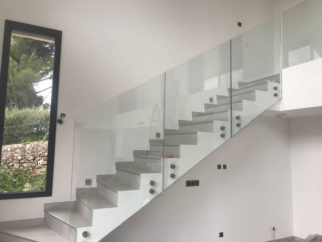 garde-corps tout verre pour escalier à Marseille