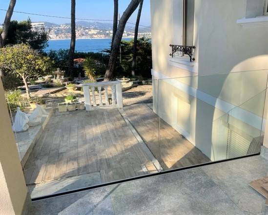Garde-corps transparent en verre sur une terrasse