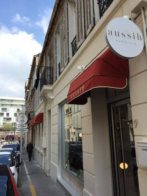 Fourniture et pose de stores corbeilles sur la façade du nouveau Family store Aussih à Marseille 7ème