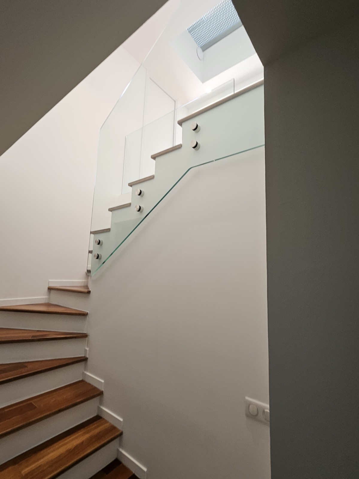 garde-corps en verre pour escalier à forme arrondie