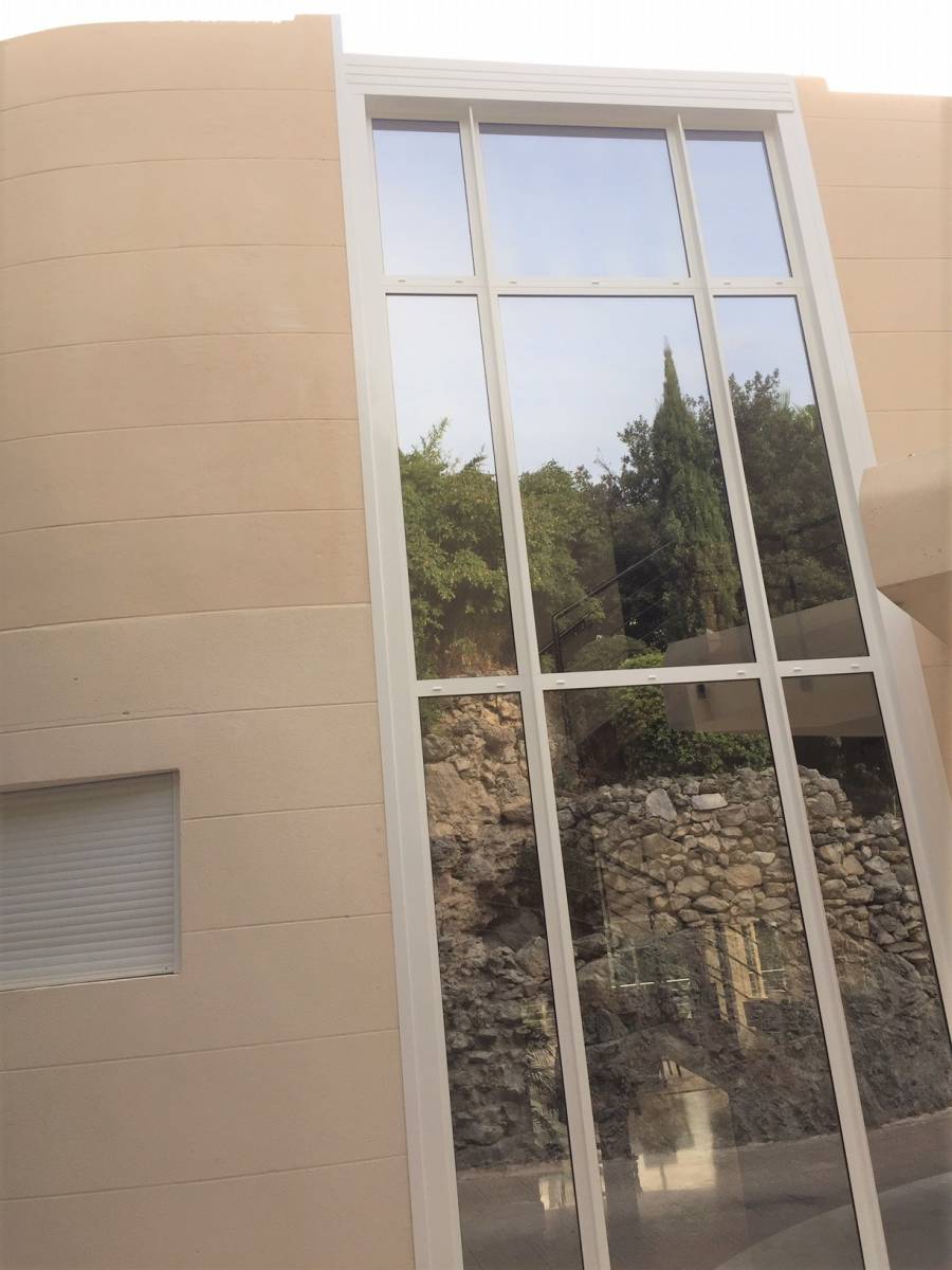 Création d'un mur vitré dans une villa contemporaine à Marseille