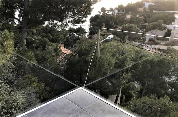 Conception, fourniture et pose d'un garde-corps en verre sur la terrasse d'un particulier de la Côte Bleue