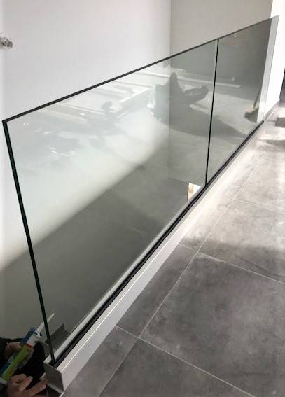rembarde en verre fixée au sol