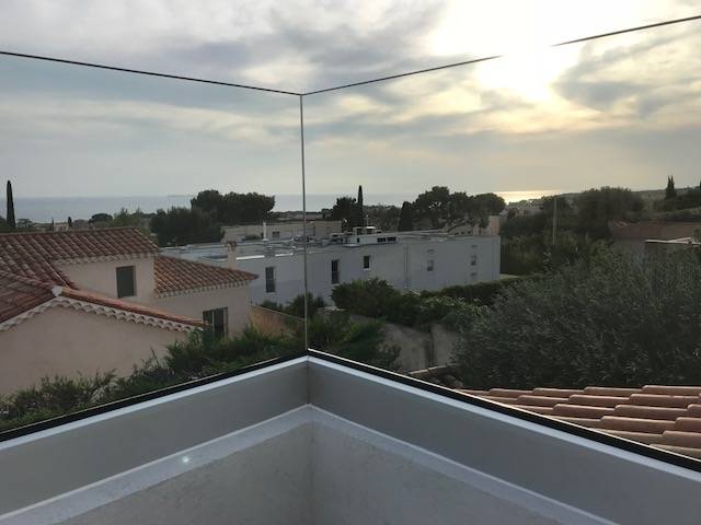 Fourniture et pose d'un garde-corps vitré sur un rooftop à Bandol