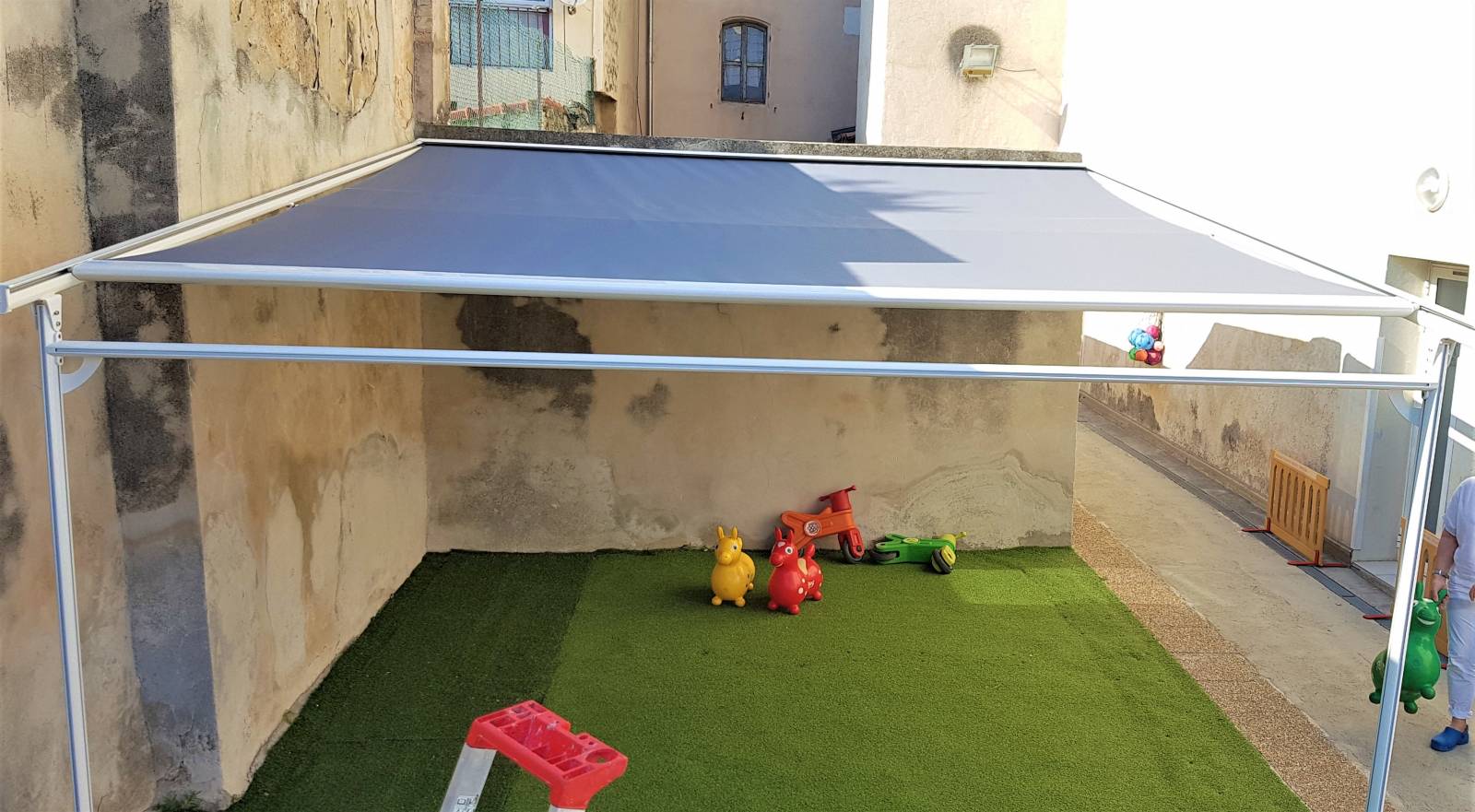 Store extérieur type pergola