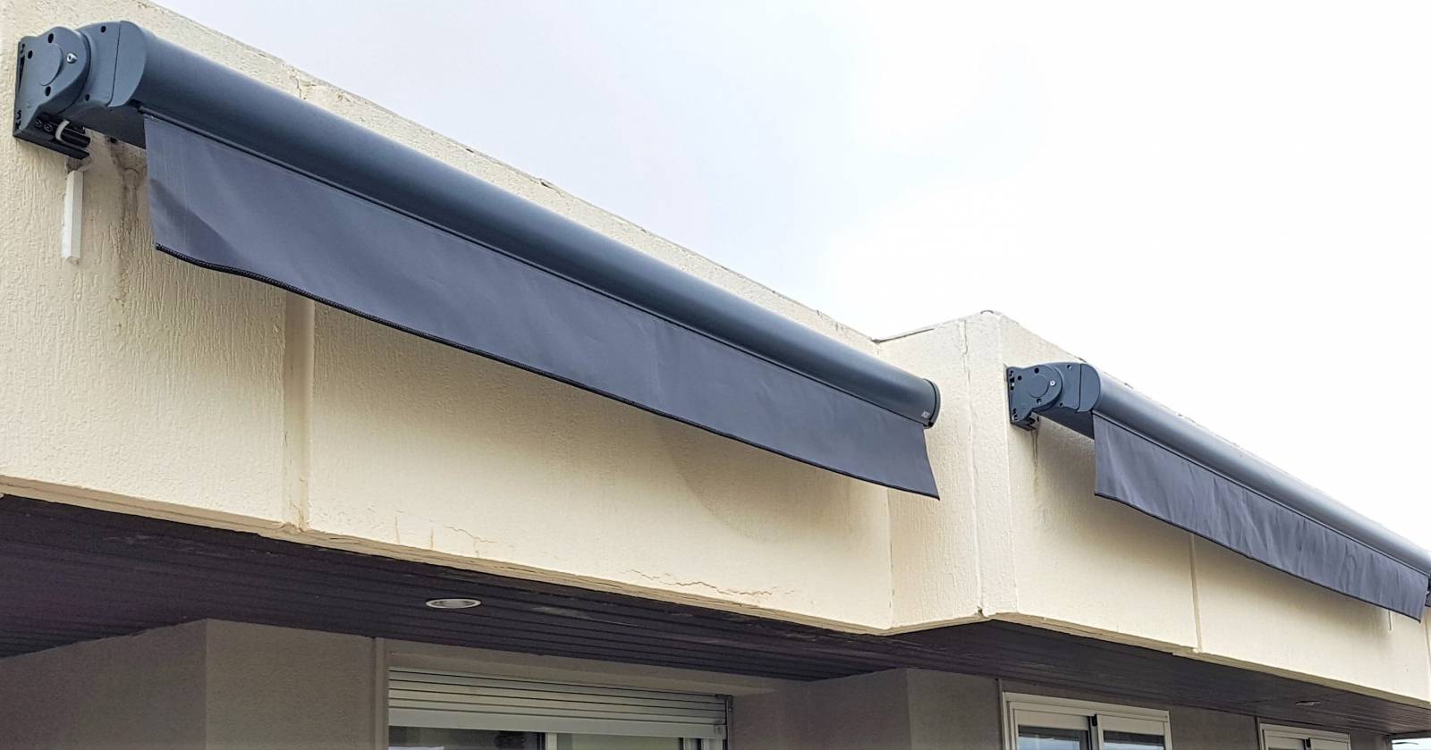 Stores coffres complets en position fermée