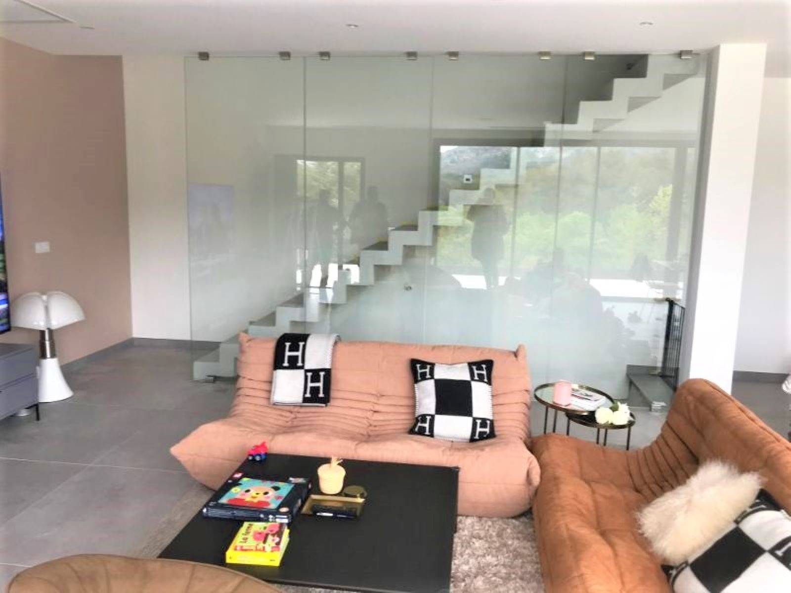 Création et installation d'un garde-corps vitré le long d'un escalier à Marignanne