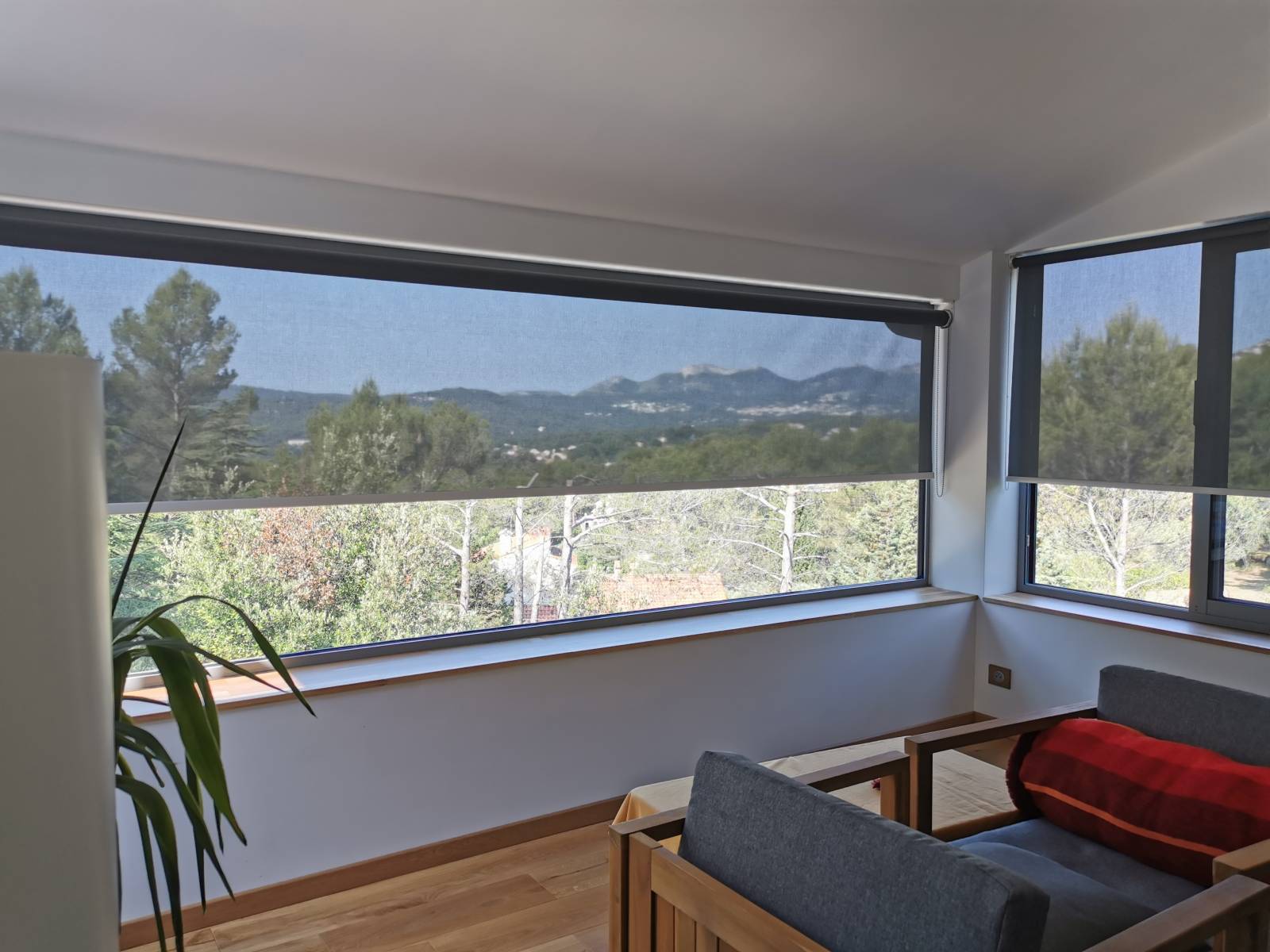 Stores enrouleurs posés en angle d'une véranda à La Bouilladisse