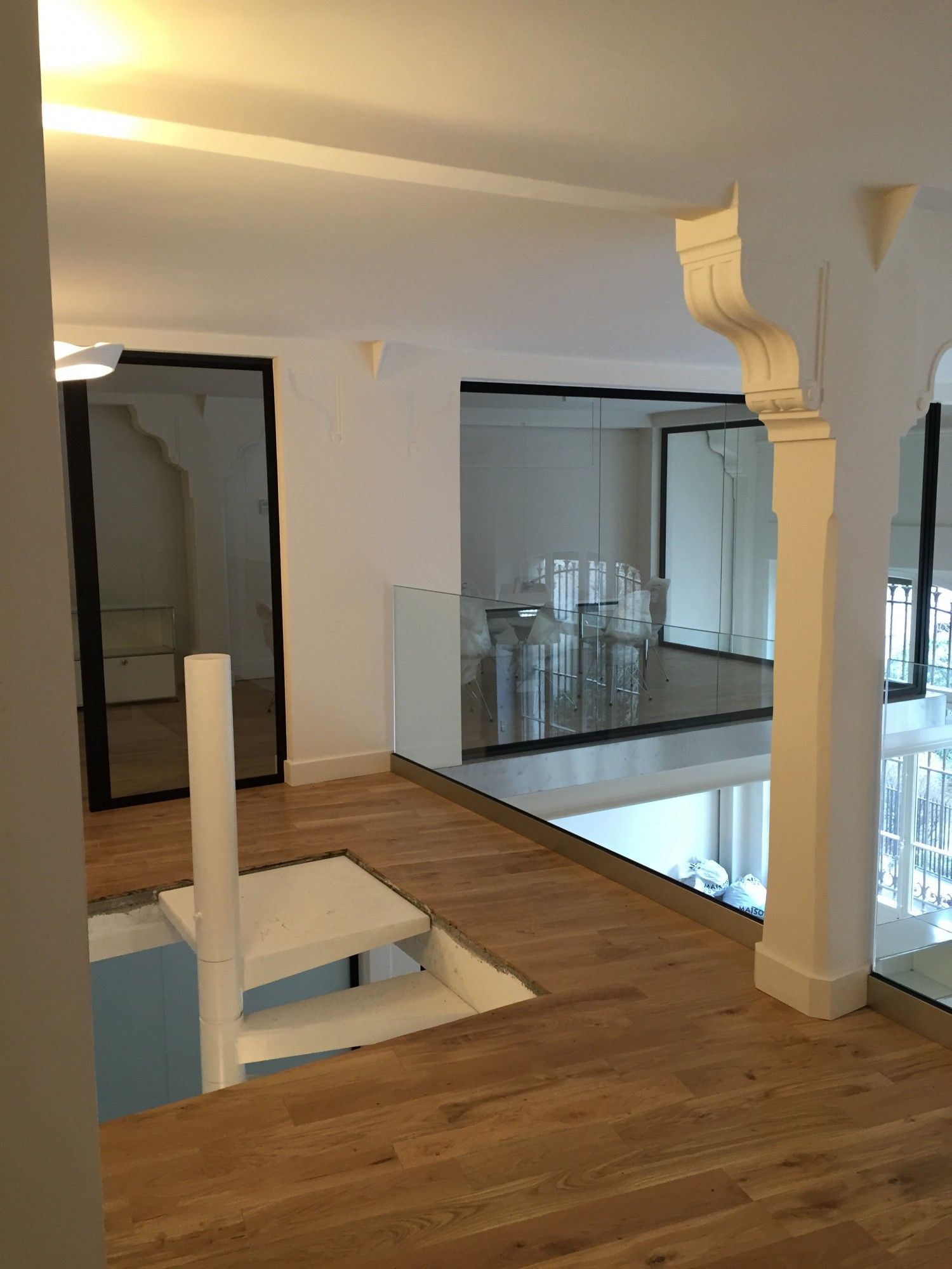 Pose par Alberstore d'un garde-corps intérieur tout verre dans une entreprise de Marseille