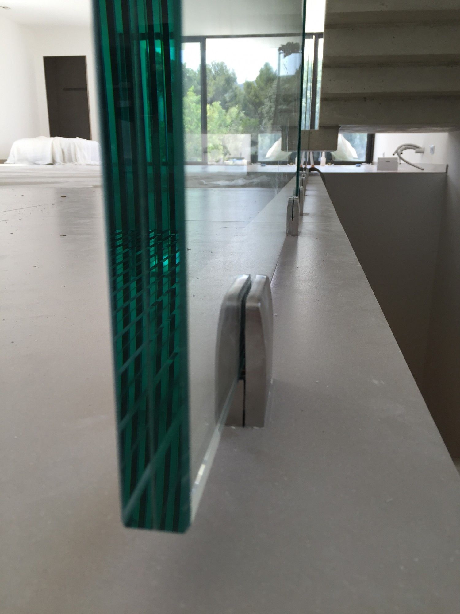 Pose de parois de verre devant un escalier à Marseille