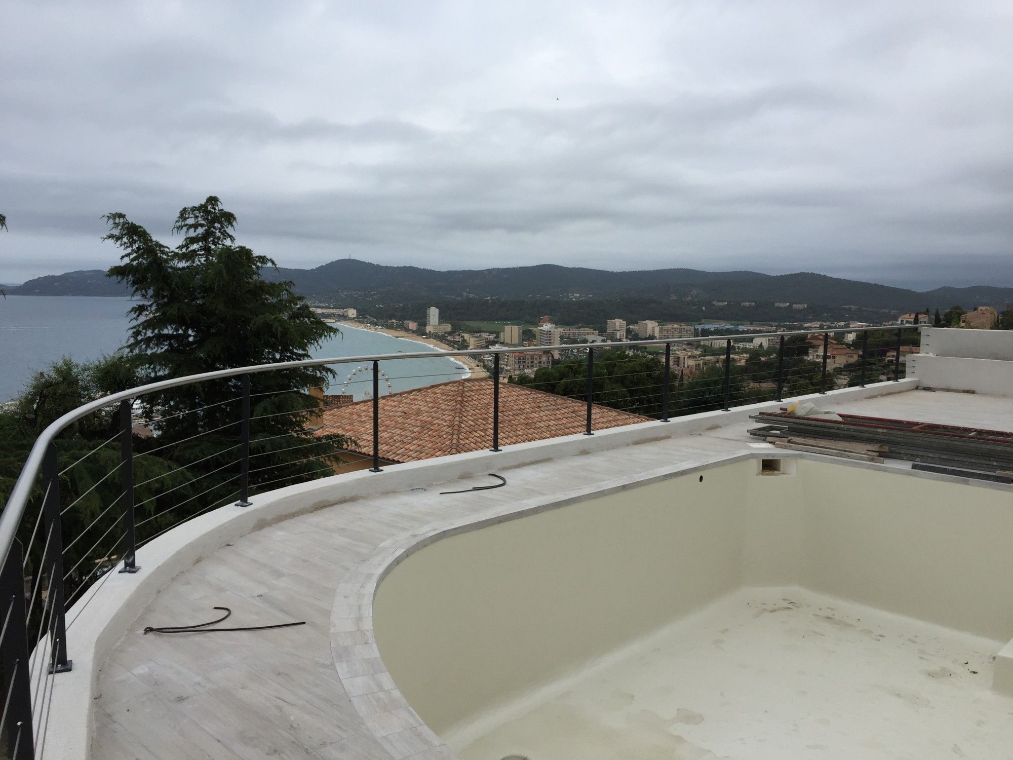 Exemple de pose de garde-corps à câbles inox dans le Var