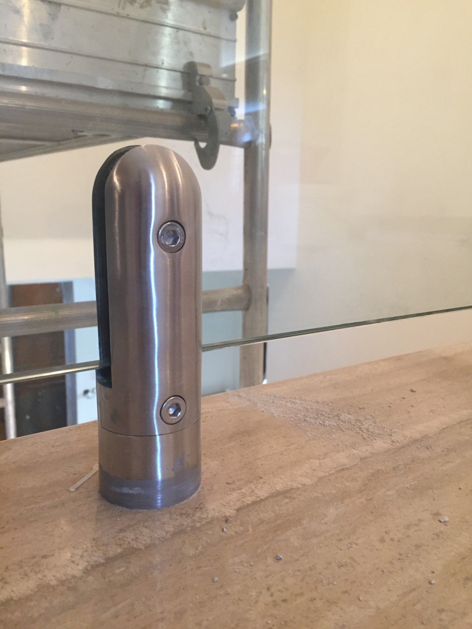 Fourniture et pose d'un garde-corps d'intérieur pour escalier type tout verre et pince inox