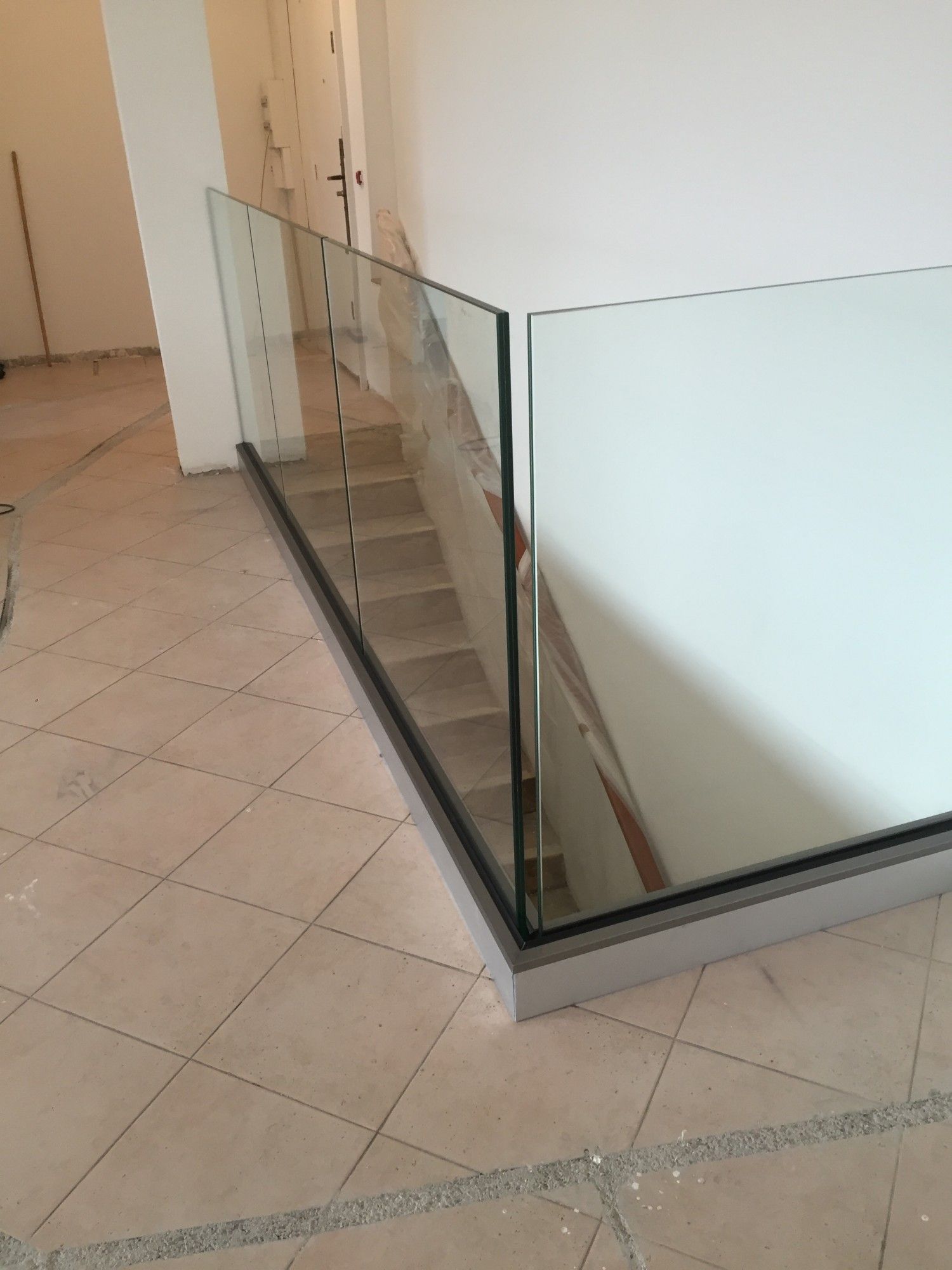 Fourniture et pose d'un garde-corps tout verre en bordure d'escalier :