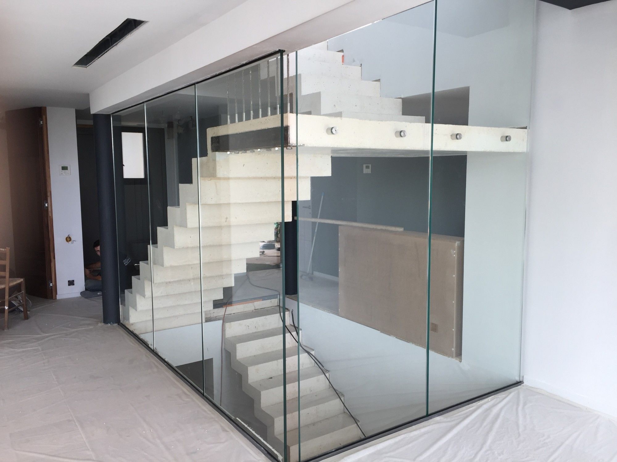 Pose de parois de verre autour d'un escalier
