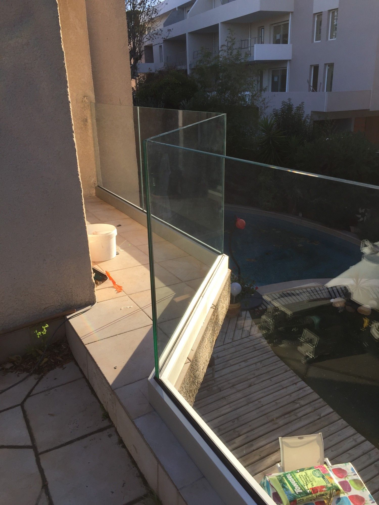 Pose d'un garde-corps d'extérieur tout verre chez un particulier de Marseille 7ème