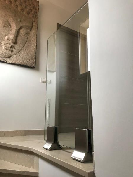 Fourniture et pose d'un garde-corps tout verre pour un escalier à l'intérieur d'une maison à Aubagne