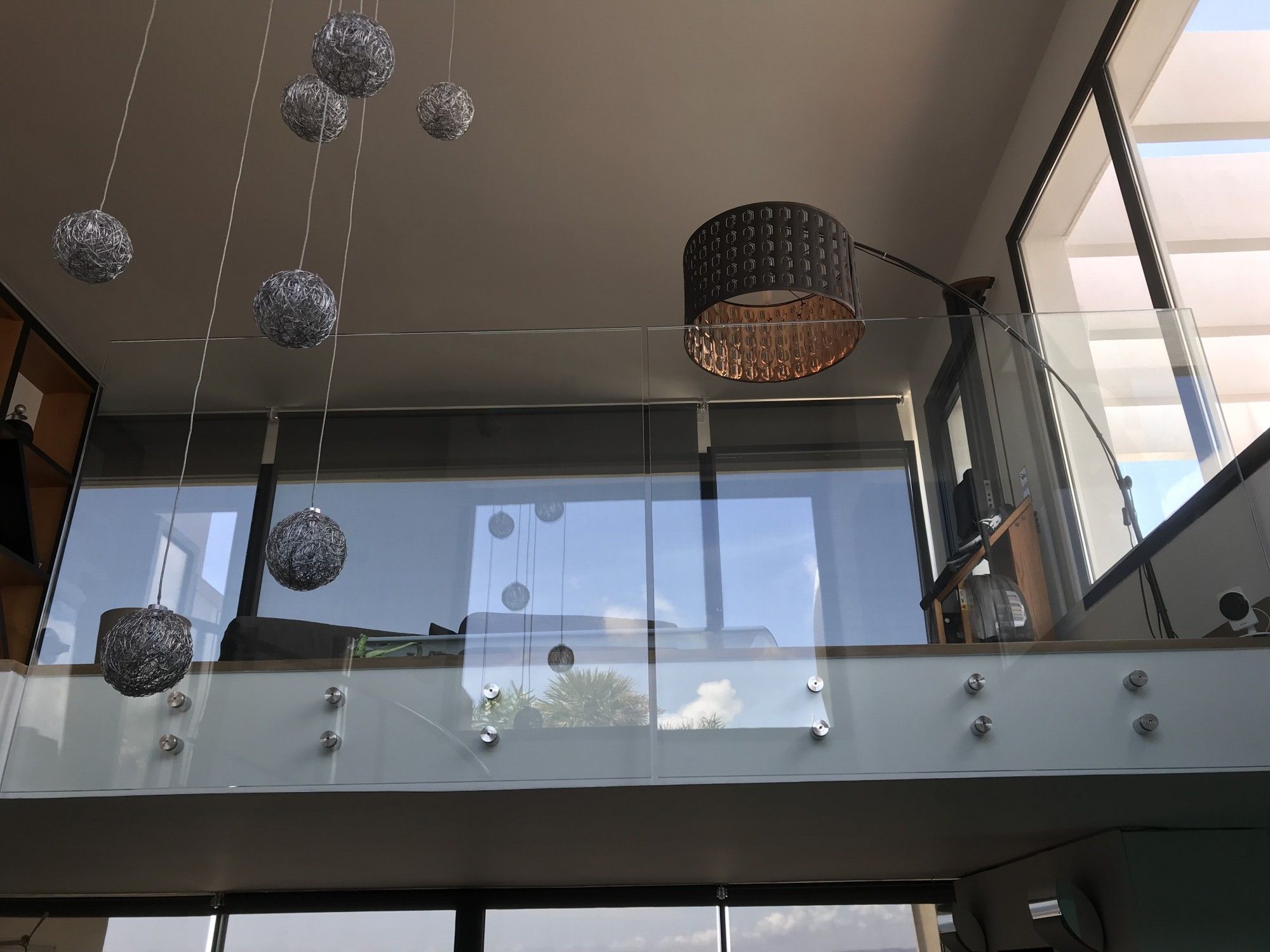 Pose d'un garde-corps vitré galbé à l'intérieur d'un appartement à Aubagne